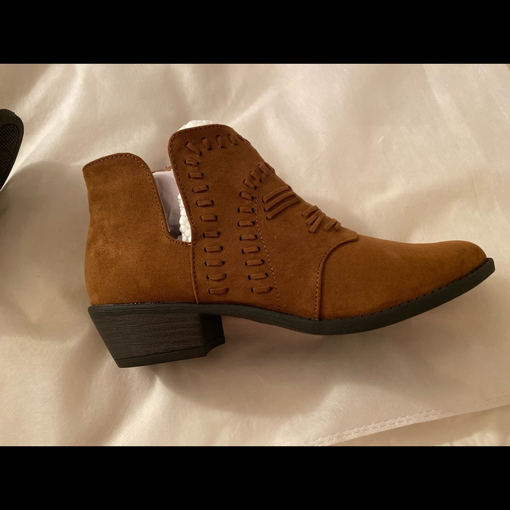 Rustic ankle bootie with stitching